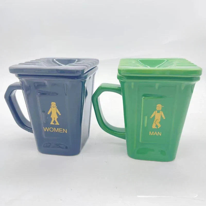 Taza de cerámica con forma de inodoro en cuclillas