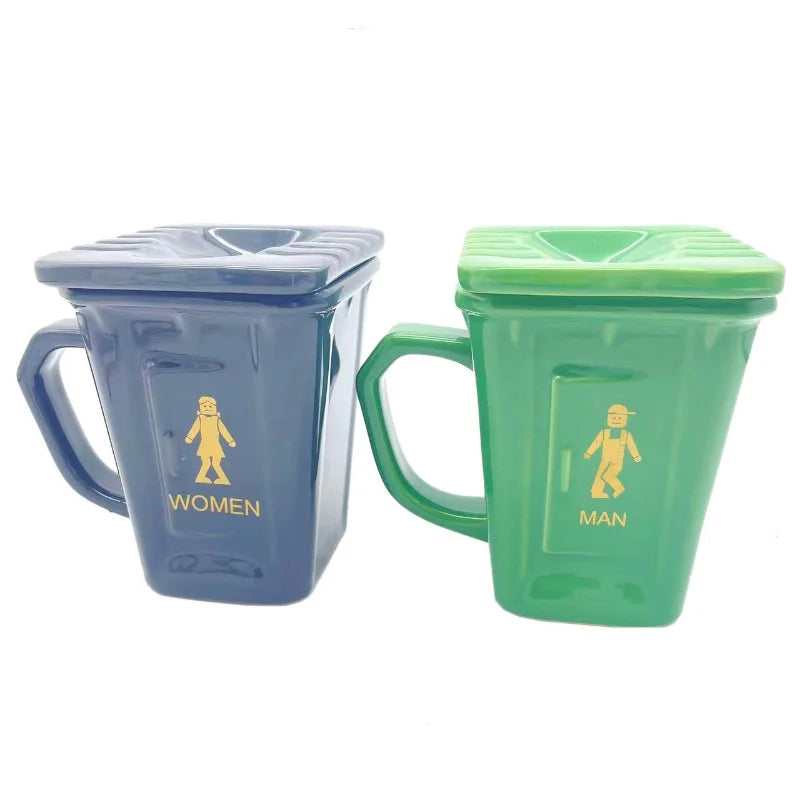 Taza de cerámica con forma de inodoro en cuclillas
