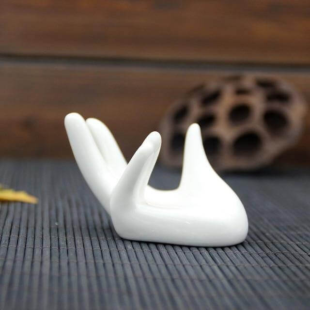 Porta huevos de cerámica con forma de mano