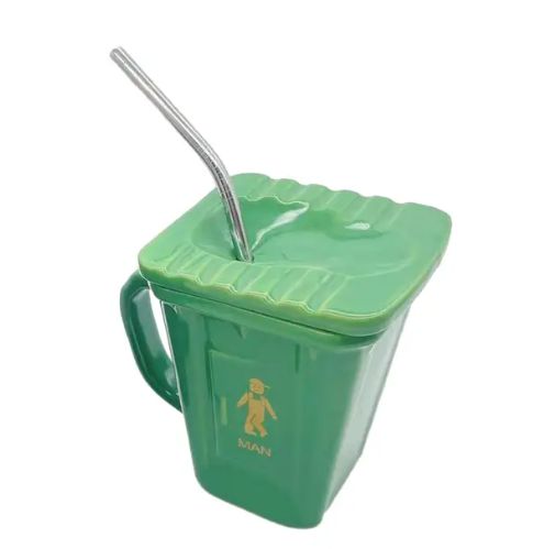 Taza de cerámica con forma de inodoro en cuclillas