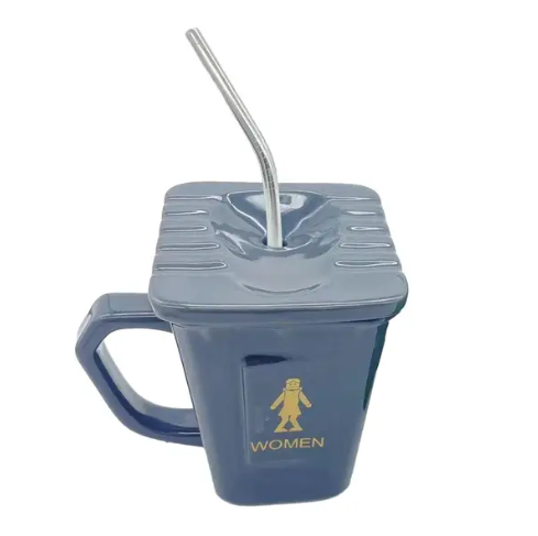 Taza de cerámica con forma de inodoro en cuclillas